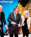 Hele tre prominente gæster fik lov til at klippe snoren til Dansk Center for Partikelterapi: Fra venstre regionsrådsformand Anders Kühnau, statsminister Lars Løkke Rasmussen og formand for A.P. Møller Fonden Ane Uggla. Foto: Tonny Foghmar/AUH.