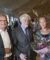 Nobelprismodtager Jens Christian Skou overrakte sammen med daværende konstitueret dekan Ole Steen Nielsen fakultetets nye talentpris til Trine Hyrup Mogensen ved sidste års prisuddeling. Foto: Lars Kruse/AU.