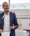 Dean Lars Bo Nielsen congratulates Aarhus University Hospital on winning the title of Denmark’s Best Hospital. Photo: Michael Harder/AUH
