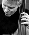 Forskerne så også på, om der var forskel på de deltagere, der var musikere, og de, der var ikke spillede musik. Den mest markante forskel var, at når musikerne skulle vurdere, hvornår de fik lyst til at bevæge sig, foretrak de medium kompleksitet i