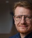 Thomas Levin Geiser Andersen took up his professorship at the Department of Forensic Medicine on 1 February 2024. He is also affiliated with the Department of Clinical Pathology at Odense University Hospital and the Research Unit of Pathology at the Department of Clinical Research, University of Southern Denmark.