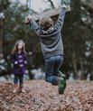 Autisme er en medfødt udviklingsforstyrrelse, som påvirker opfattelsen af omgivelserne, og måden man interagerer med andre på. Tre procent af drenge og en procent af piger bliver diagnosticeret med autisme.