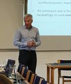 Institutleder Klavs Madsen bad deltagerne hæve sig op i helikopterperspektivet, da de skulle diskutere vision og strategi for de folkesundhedsvidenskabelige uddannelser på instituttets visionsworkshop. Foto: Sabina Bjerre Hansen